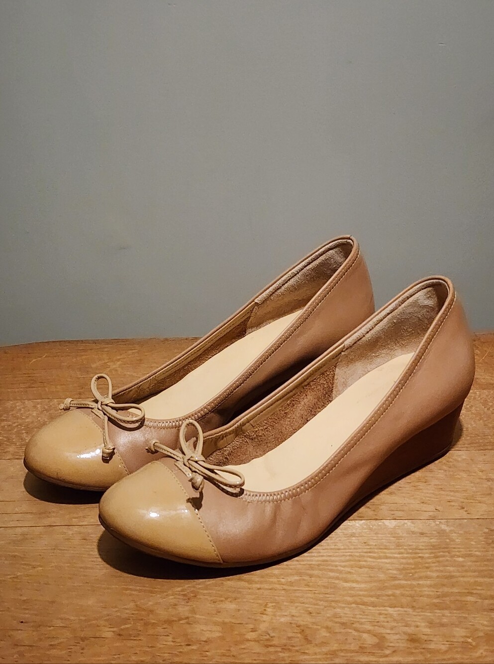 Cole Haan Nike Air Womens Cap Toe Wedge Bow Beige Shoes - Size 8